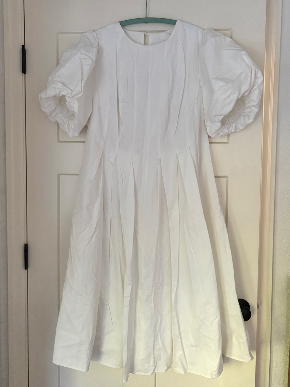 NWOT White cotton puff-sleeve pleated midi dress